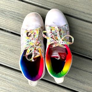 Brand Healys color white pink blue size 7 super fun weheel is working well